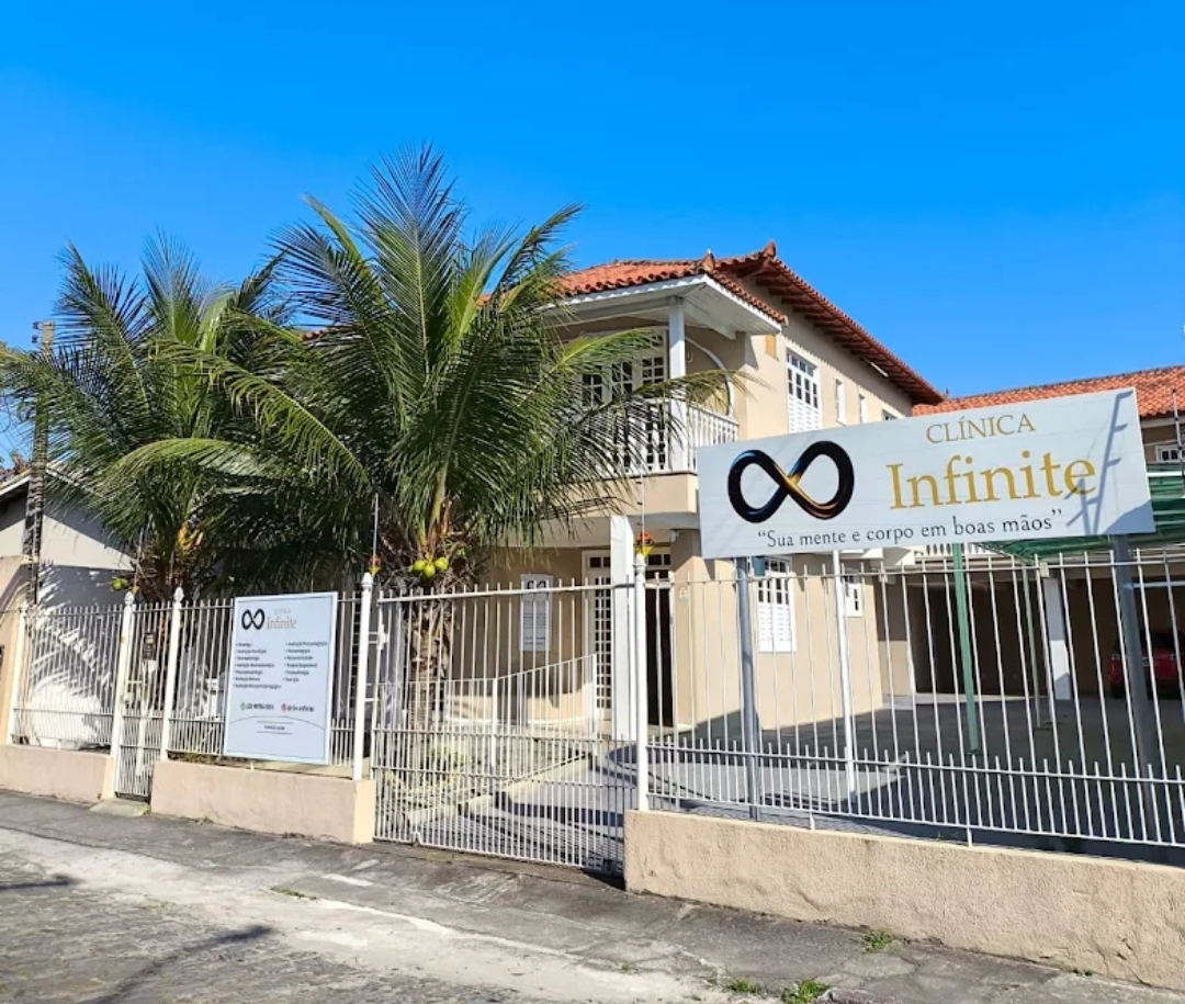 Fachada da Clínica Infinite, onde a Dra. Audrey Reiter atende em Rio das Ostras