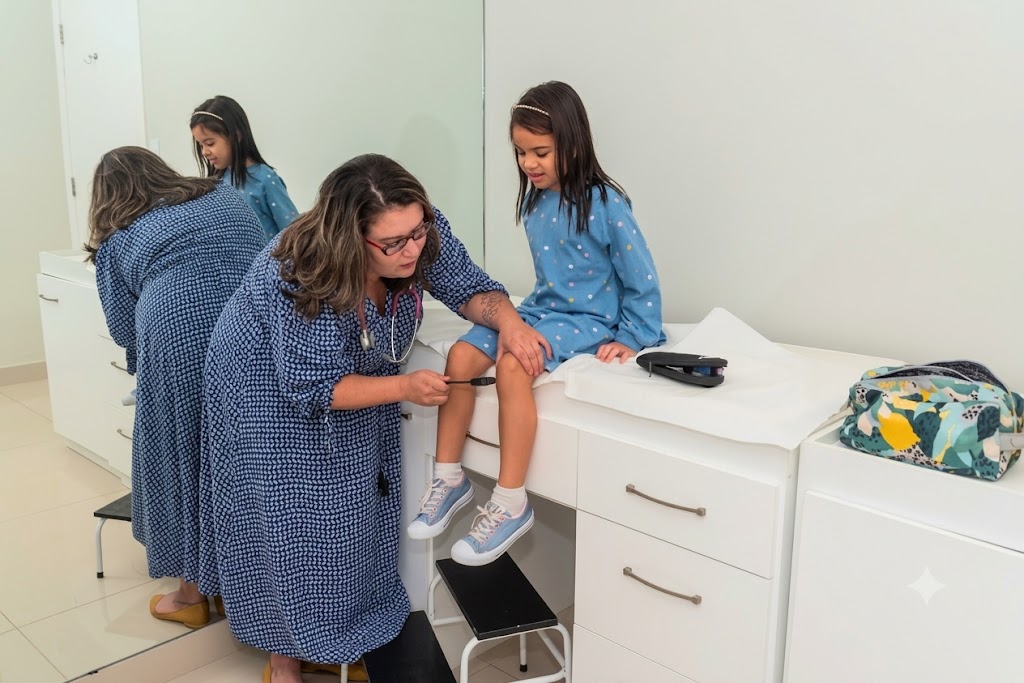 Dra. Audrey Reiter examinando uma criança